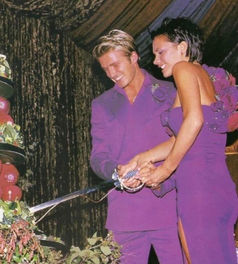 Victoria y David Beckham hace 25 años, el día de su boda. (Redes)