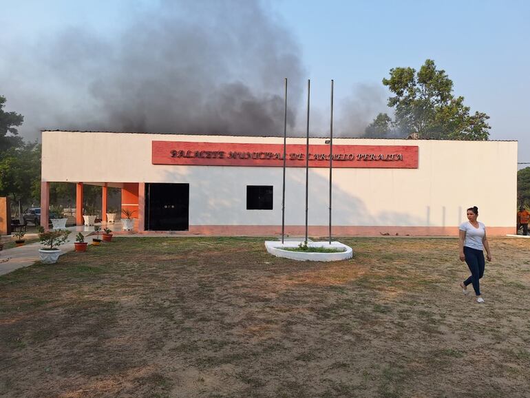 Por momentos una intensa humareda cubrió la ciudad por el incendio en el local de la Municipalidad de Carmelo Peralta.