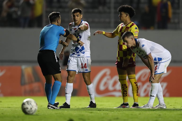 El árbitro chileno Piero Maza (i) señala una falta en un partido entre Aucas y Nacional por la Fase 1 de la Copa Libertadores en Quito, Ecuador.
