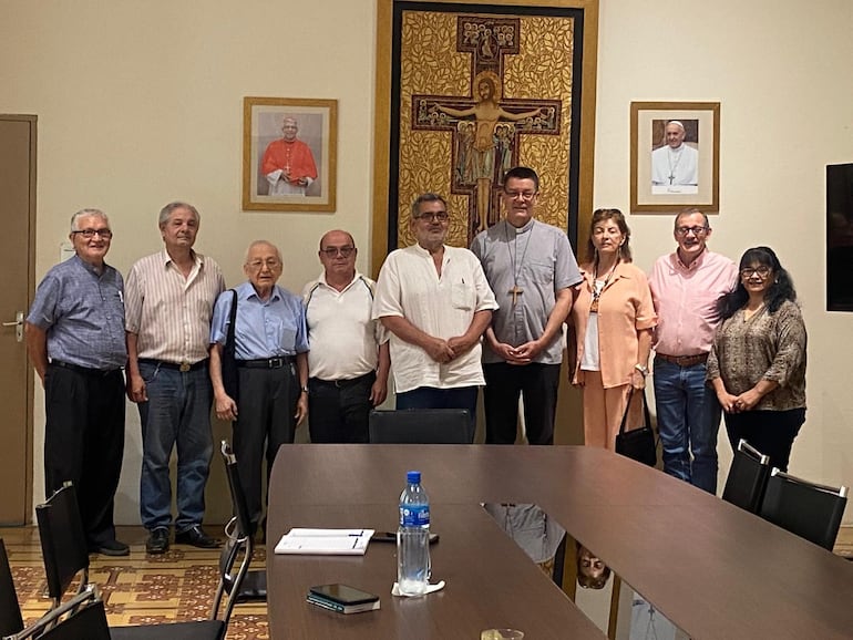 Grupo “Tape Puahu Rekavo” de sacerdotes casado y el presidente de la Conferencia Episcopal Paraguaya (CEP),  Monseñor Pedro Jubinville.