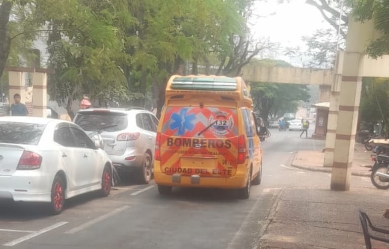 Una ambulancia del Cuerpo de Bomberos de Ciudad del Este llegó al sitio para trasladar a la herida.