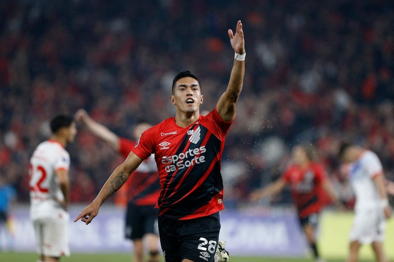 Tomás Cuello, jugador del Athletico Paranaense, celebra un gol en el partido frente a Cerro Porteño por la Copa Sudamericana 2024 en el estadio Arena da Baixada, en Curitiba.