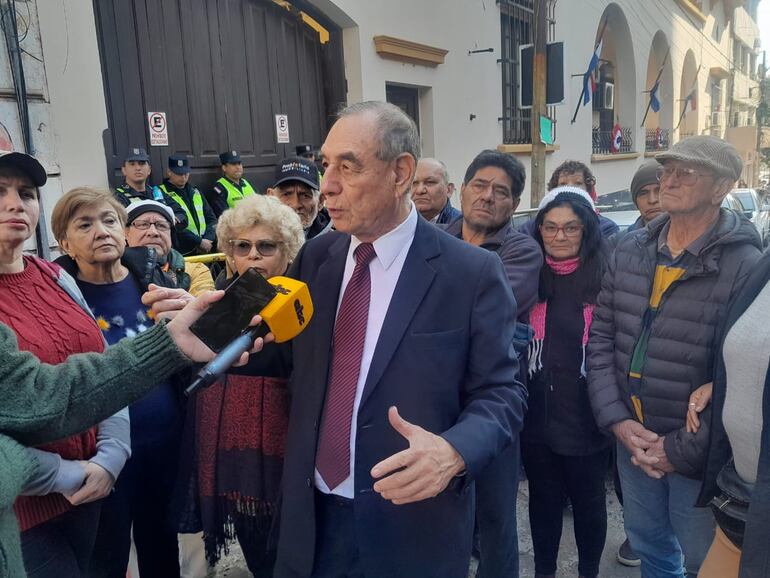 Jubilados de Asunción no cobran por falta de transferencias de fondos de la Municipalidad.