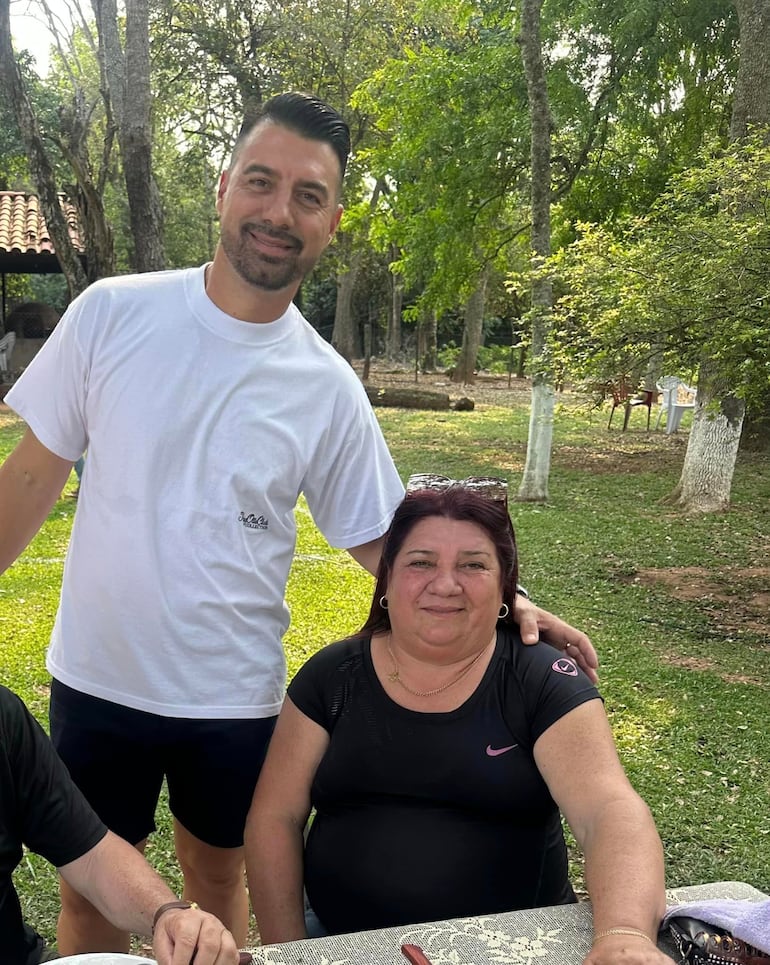 Julio César Cáceres posando feliz con su mamá. (Facebook/Gloria Vera)