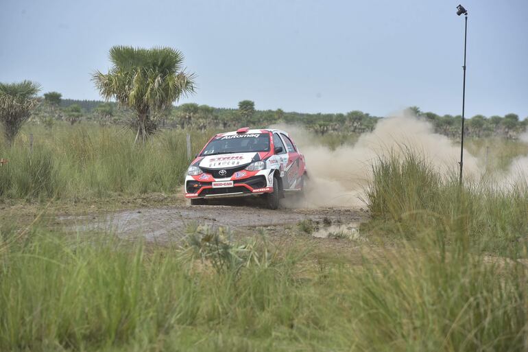 Aldo Stahl y Nicolás Elizaur retomaron la senda del triunfo en la RC5.