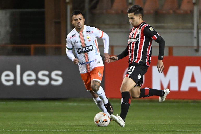 El paraguayo Damián Bobadilla (d), jugador del Sao Paulo, disputa el balón en un partido frente a Cobresal por la fase de grupos de la Copa Libertadores 2024 en el estadio Zorros del Desierto, en Calama, Chile.