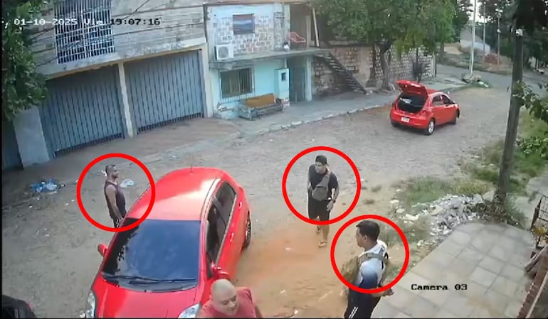 Captura del video donde se observa a los policías imputados por el aparente "apriete" a una familia de Asunción. 