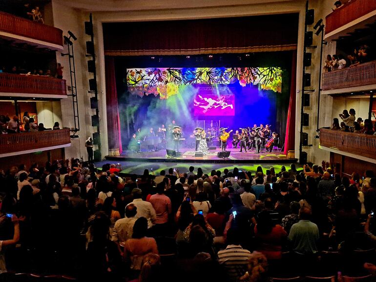 Concierto tributo a Juan Gabriel en el Teatro Municipal Ignacio A Pane bajo la direccion de Sergio Cuquejo con la orquesta Spirit and Sound y artistas invitados.