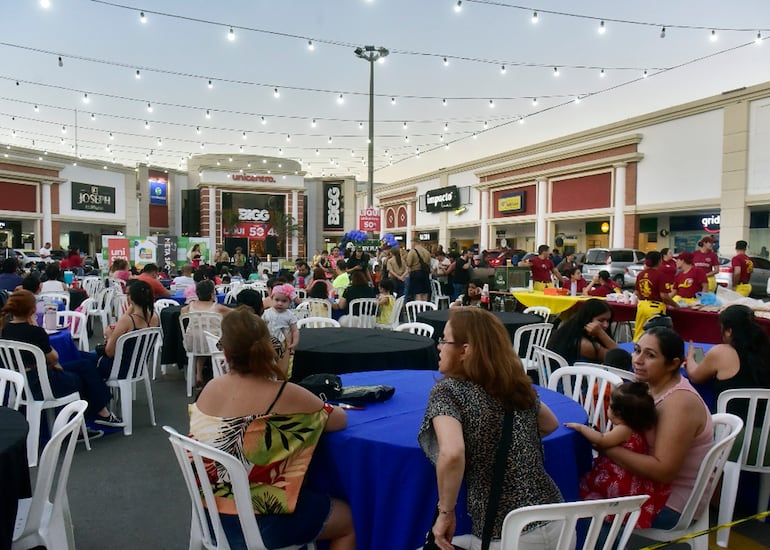 Numeroso público asistió al espectáculo que se organizó para celebrar el séptimo aniversario del Shopping Century Plaza.