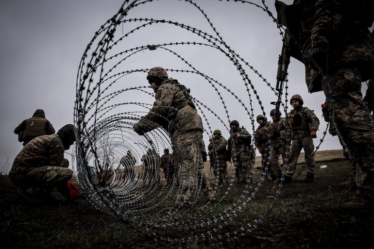 Soldados ucranianos colocan una alambrada en un campo de entrenamiento, el pasado miércoles en la región de Donetsk.