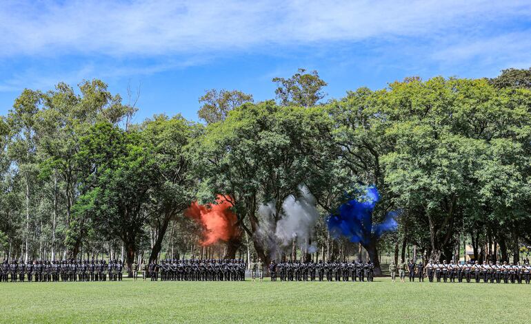 El emotivo momento fue vivido por los presentes, especialmente los familiares, con el disparo de salva de los colores patrios.