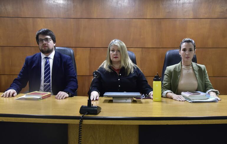  Los jueces Matías Garcete, Elsa García (presidenta) y Adriana Planás, miembros del Tribunal de Sentencia Especializado en Delitos Económicos.