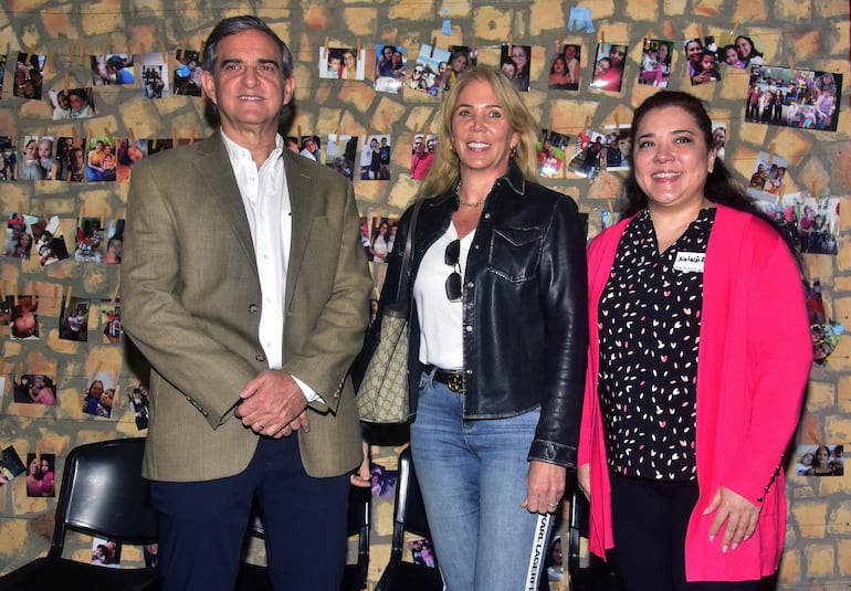 Vicente Scavone, Astrid Domínguez de Scavone y Natalia Ramírez.