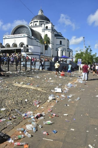 Los basureros colocados no dan abasto ante la inmensa cantida de basura que se acumula cada año por la peregrinación de Caacupé.