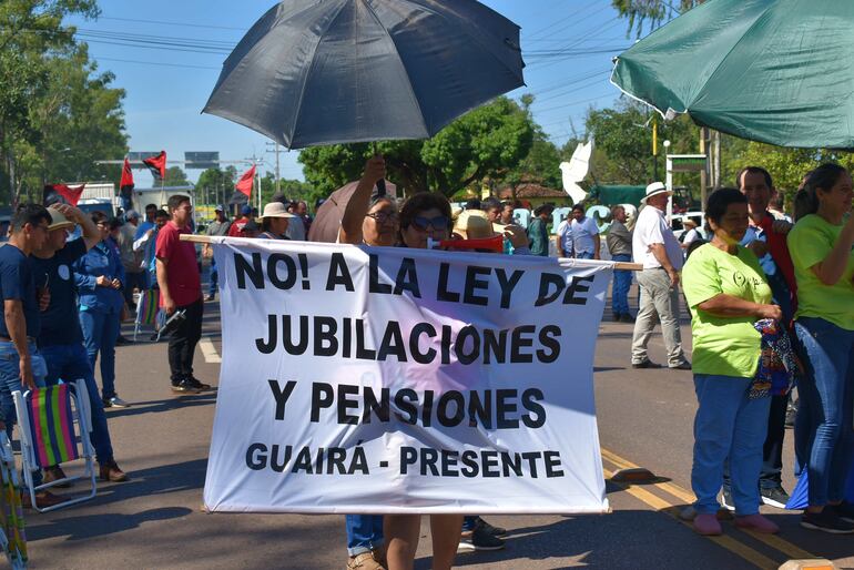 Los manifestantes se oponen a la creación de la ley de superintendencia de pensiones y jubilaciones.