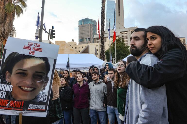 La gente se reúne en Tel Aviv cuando se cumplen cien días del ataque de Hamás a Israel, que desató una guerra.