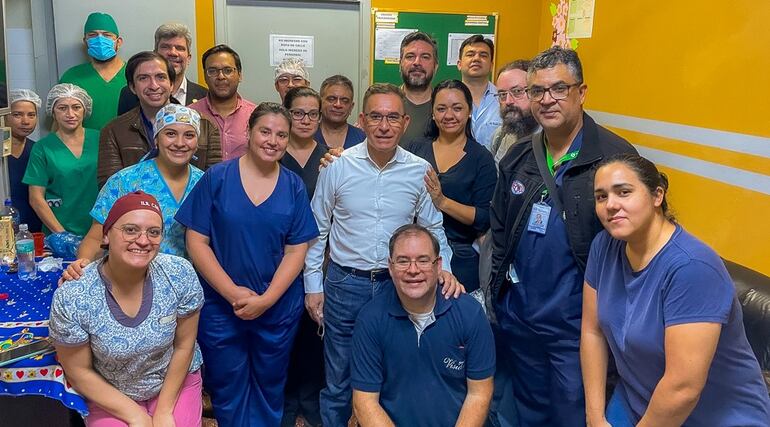 El equipo que llegó de Asunción trabajó coordinadamente con los profesionales locales. Aquí posan para la foto tras la intervención.