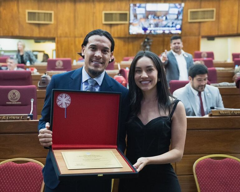 Gustavo Gómez y su orgullosa esposa Jazmín Torres.