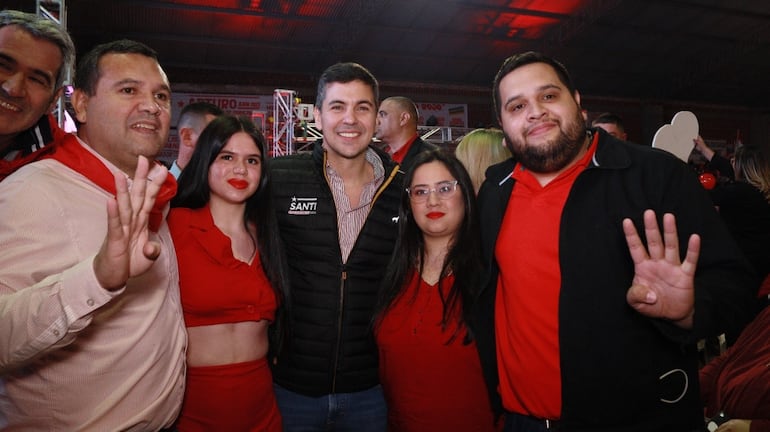 El presidente Santiago Peña, con el senador Maidana y sus hijos: Montserrath, Cindy y Hernán.