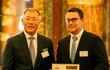 Euisun Chung, presidente de Hyundai Motor Group, entregó el premio a José Carlo Bogarín, Directivo Automotor.