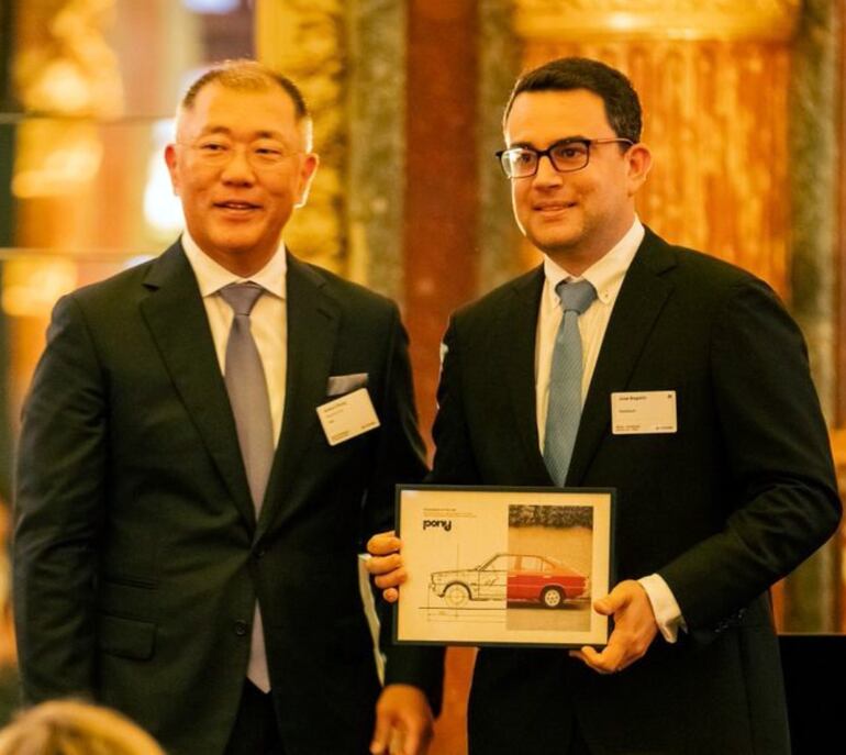 Euisun Chung, presidente de Hyundai Motor Group, entregó el premio a José Carlo Bogarín, Directivo Automotor.