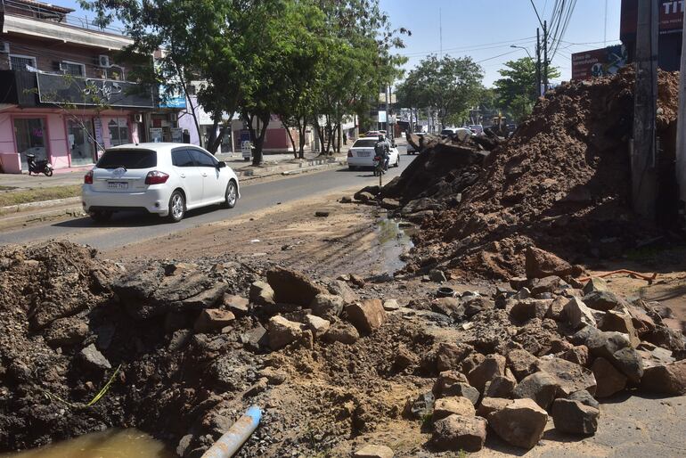 Los vehículos  pasan al lado de materiales, escombros y montañas de arena. Las obras debían haber terminado el mes pasado, según la propia orden de inicio emitida por la Municipalidad de Asunción.