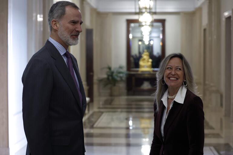 El rey Felipe VI conversa con la presidenta de la Cámara Comercio Brasil-España (CCBE), Trinidaz Jiménez durante una audiencia real en el palacio de la Zarzuela, Madrid este martes. (EFE/ Zipi)
