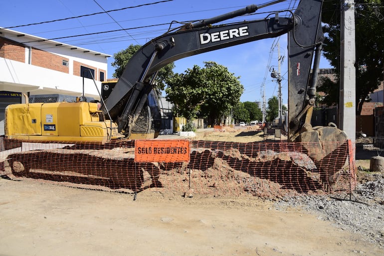 En Sargento Esteban Martínez casi Roberto Rueda, se podían ver ayer aún las máquinas de la obra de desagüe.