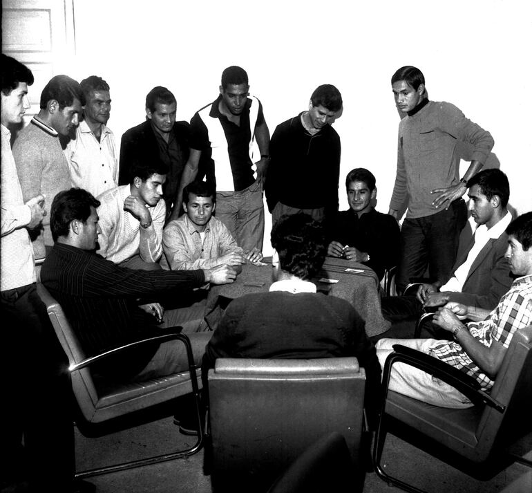 Jugadores de River Plate hacen pasar el tiempo jugando a los naipes durante una concentración previa a un partido en 1968 en el Reclutamiento.