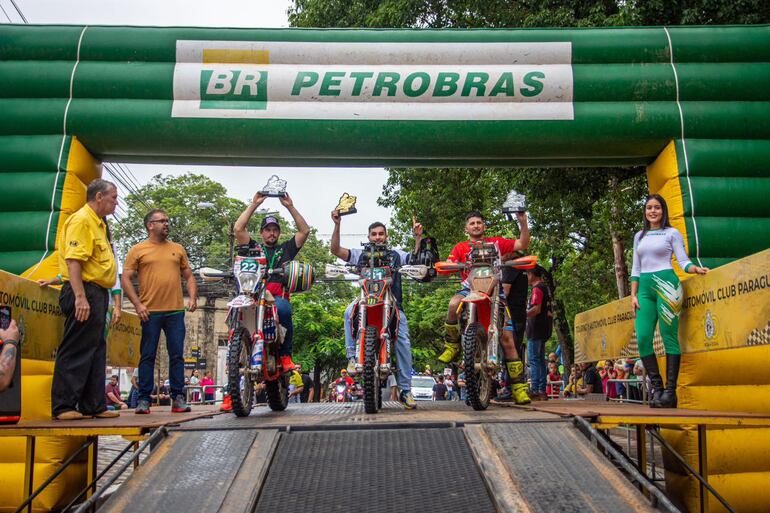 Entre las motos hasta 450 cc, Walter Marrero fue 1° (centro), Gido Krahn, 2° (izq.), y Julián Pérez, 3° (der.).