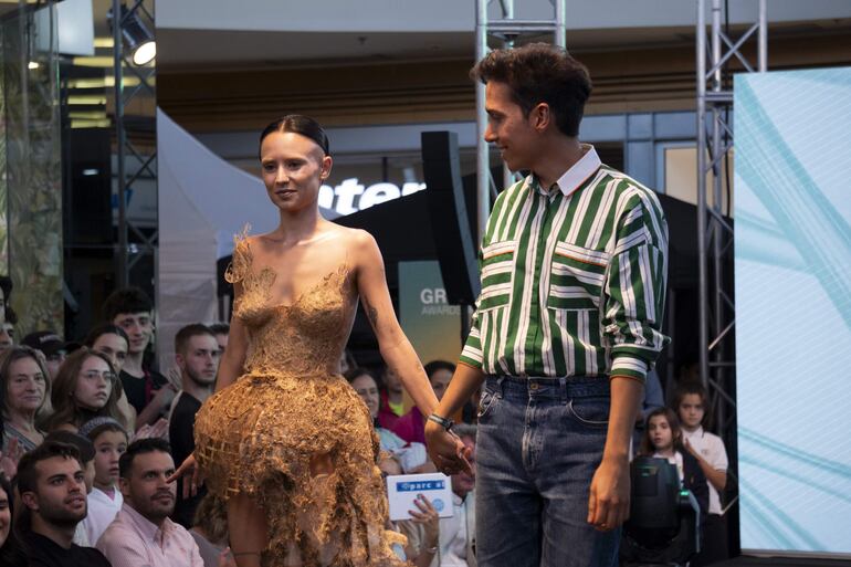 Completamente elaborado a partir de raíces de trigo y césped germinadas desde cero, el vestido "The Radix", creado por el diseñador venezolano Alejandro Merino, traza un nuevo tipo de moda sostenible. 