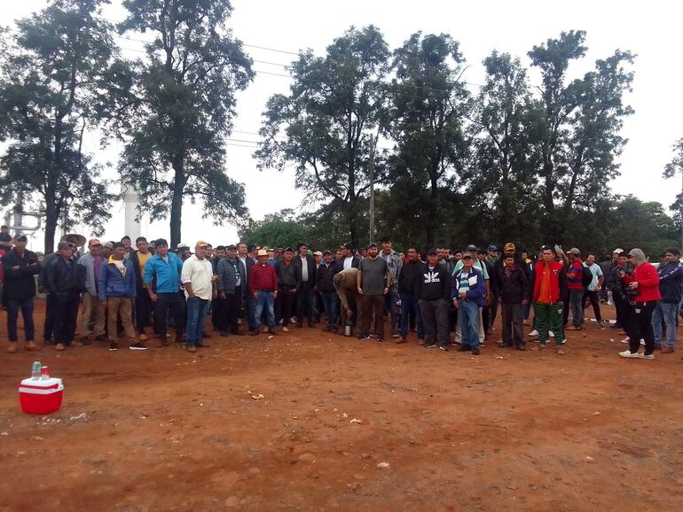 Productores de varios municipios se manifestaron frente a la planta industrial Cedipsa en el distrito de Guayaybí.