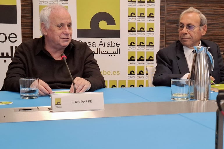 El historiador israelí Ilan Pappé habla junto al directivo de la Unión General de las Comunidades Palestinas en Europa, Jamil Mahmoud, durante una rueda de prensa en la Casa Arabe en Madrid (EFE)
