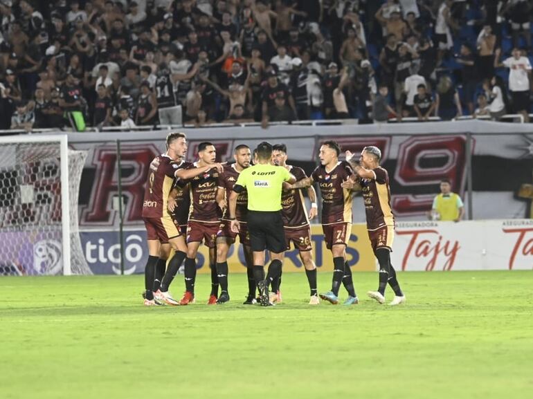 Los jugadores de Nacional protestan al árbitro Derlis Benítez en un partido frente a Olimpia por la tercera jornada del torneo Apertura 2024 del fútbol paraguayo en el estadio Defensores del Chaco, en Asunción.