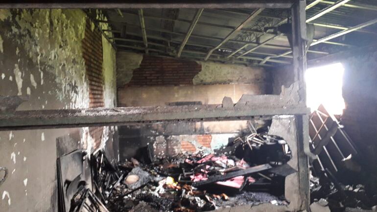El incendio que afectó a la Escuela Santa Rosa de Lima, del Bañado Sur, dejó a la ya precaria institución educativa sin todos los muebles con los que contaban.