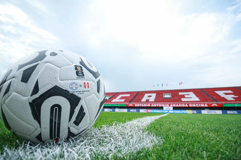 La pelota del partido entre Paraguay y Perú en el estadio Antonio Aranda Encina de Ciudad del Este, en Paraguay.