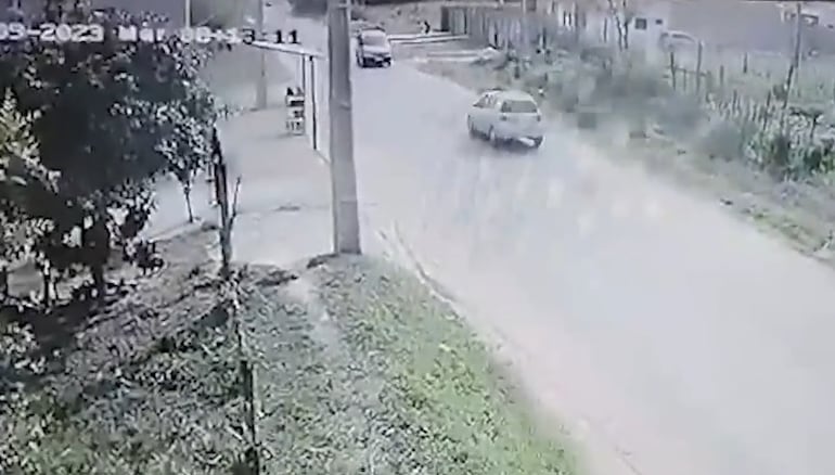 Momento en que ambos vehículos se encuentran frente a frente sobre la ruta Luque - Limpio.