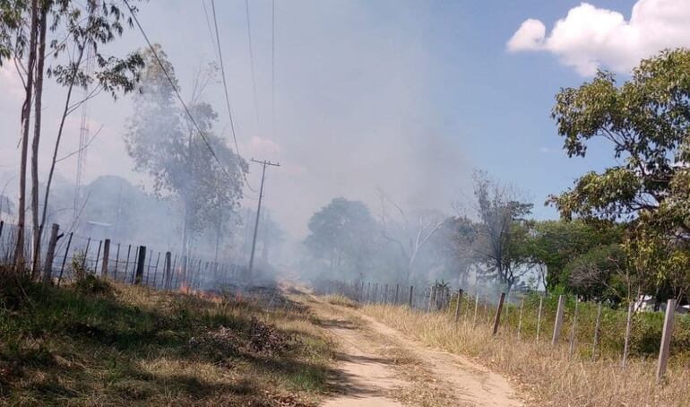 El humo de un gran incendio invade toda lazona 25 de Diciembre.