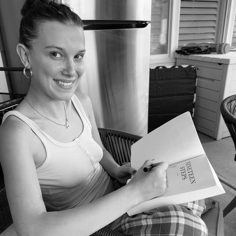 ¡Feliz! Millie Bobby Brown se estrena como escritora. (Instagram/Millie Bobby Brown)