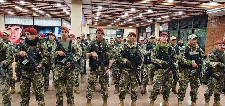 Agentes de organismos de seguridad "invadieron" el Aeropuerto Guaraní para dar respuesta a la alerta, en el marco del simulacro coordinado.