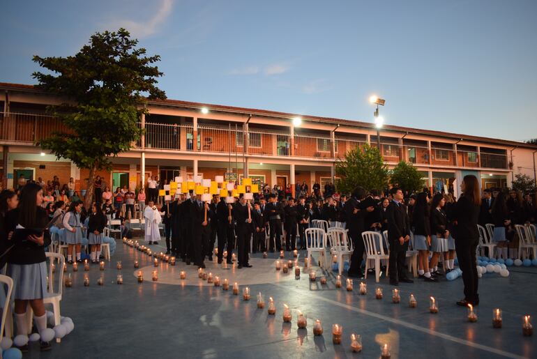 Celebran  "Encuentro Familiar con el Espíritu Santo“ en escuela colegio Virgen Poderosa.