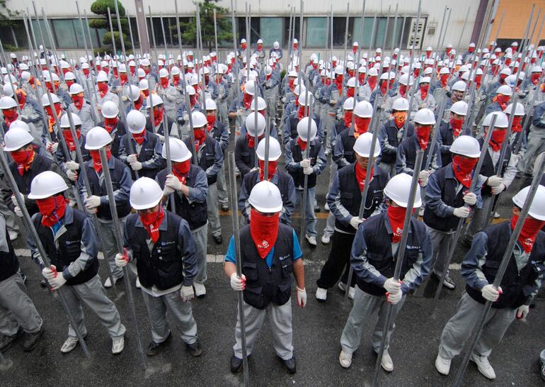 Trabajadores de Ssangyong Motors en huelga en el 2009 (Reuters).