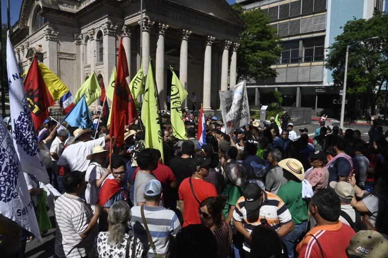 Suman los grupos en protesta contra el cuestionado proyecto de ley de jubilaciones.