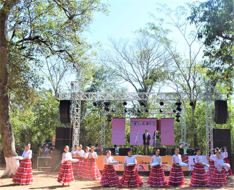 El elenco de danza de Nancy Pedrozo de Carapeguá, estuvo presente en el festival de la "Frazada de Trapo", en Carapeguá.