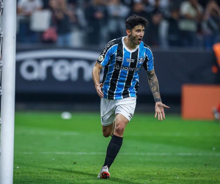 El paraguayo Mathías Villasanti, futbolista de Gremio de Porto Alegre, festeja un gol en el partido frente a Corinthians por la fecha 19 de la Serie A de Brasil en el estadio Neo Química Arena, en Sao Paulo, Brasil.