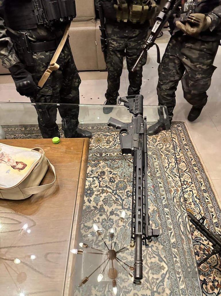 El fusil de asalto Colt incautado de la casa de Alexandre Rodrigues Gomes, el 19 de agosto pasado.