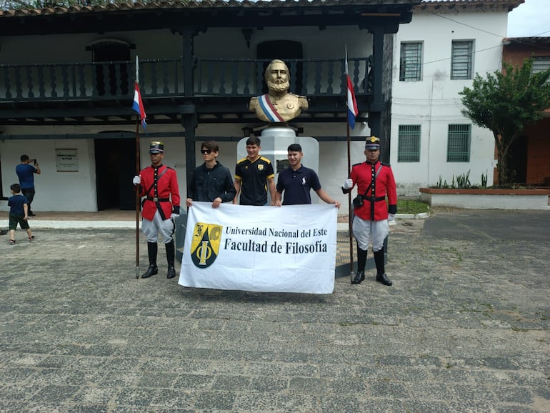 Estudiantes de la carrera de Historia de la Facultad de Filosofía de la Universidad Nacional del Este (UNE) visitaron los sitios históricos de Ñeembucú.