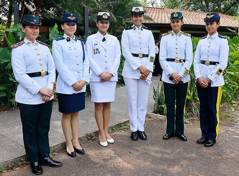 Oficiales femeninas de las Fuerzas Armadas Paraguayas