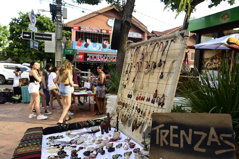 Las ferias hippie marcan tendencia en la Peatonal de San Ber con accesorios de distintos tamaños y colores.