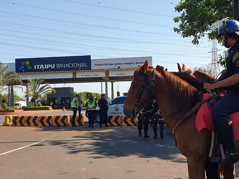 Seguridad reforzada de la barrera de Itaipú durante la manifestación de trabajadores decontratados.